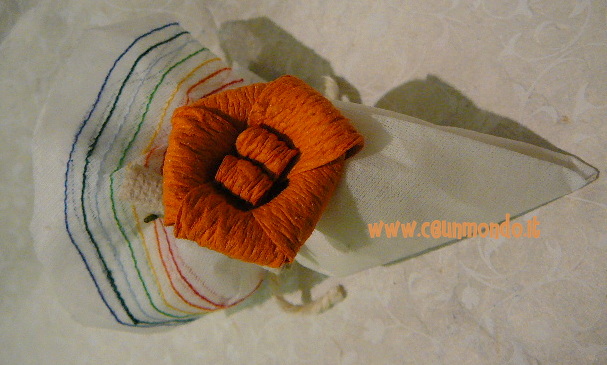 Portaconfetti cono tulle arcobaleno con fiore dung paper
