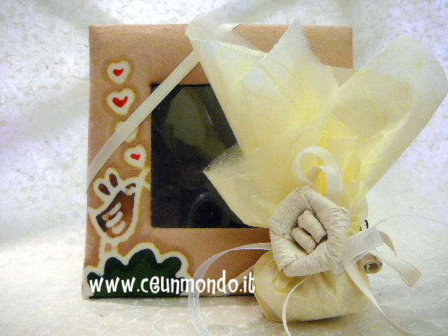 Cornice portafoto Kiss con portaconfetti