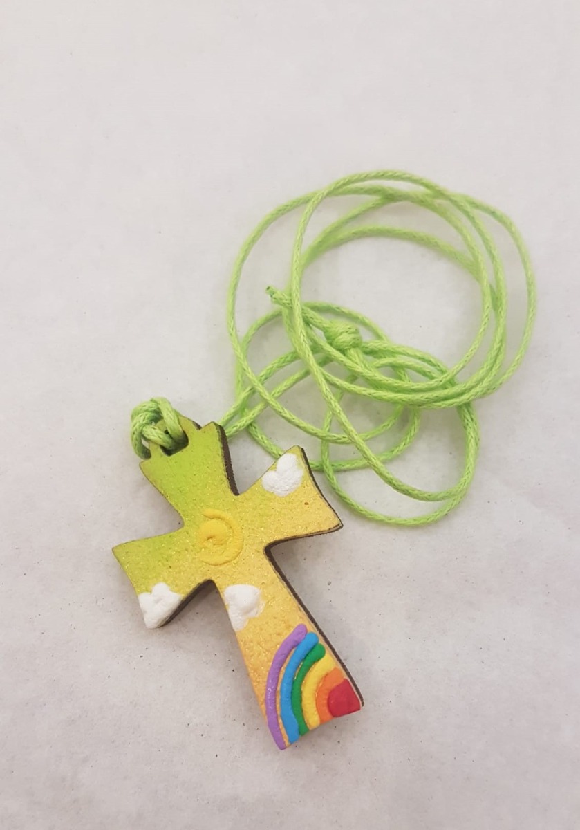 Croce a ciondolo arcobaleno