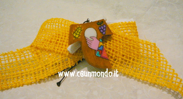 Collana con Croce tau in legno con portaconfetti a fiocco giallo