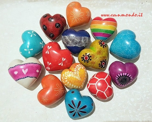 Cuore in pietra saponaria bomboniera solidale, alcuni dei colori e fantasie in assortimento