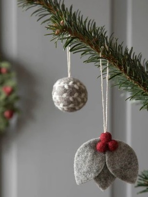 Decorazioni natalizie in feltro Pallina