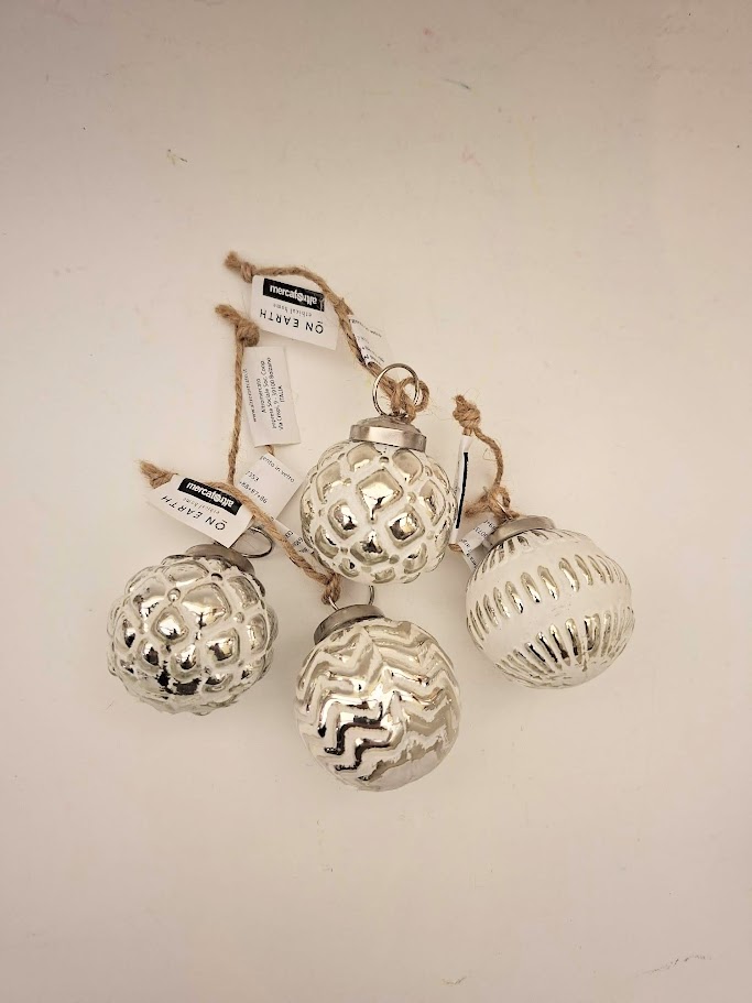 Pallina in vetro decorazione per l'albero di Natale sostenibile, fatta in vetro riciclato e decorato.