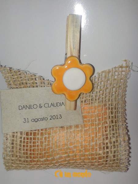bomboniera con molletta con fiore in ceramica 
