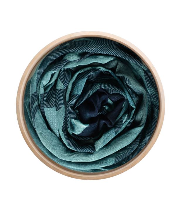 ollezione INNBAMBOO di sciarpe in fibra di bambรน e tencel, realizzato in Italia.
Non รจ commercio equo.
Il foulard in fibra di bambรน, ideato, prodotto artigianalmente e confezionato in Italia, รจ indicato per tutti i tipi di pelle anche le piรน sensibili.