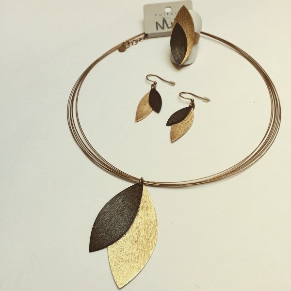 Collana girocollo a foglia oro e nera in alluninio satinato Foglia