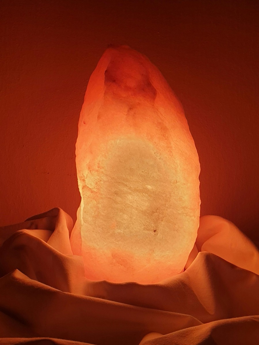 Lampada di sale dell'Himalaya piccola 2-3 kg con base in legno, lampadina e cavo per accensione e collegamento alla corrente