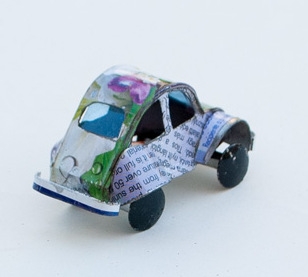 Macchina in latta riciclata 2CV retro