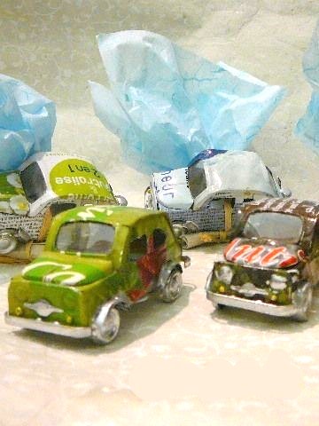 Macchinina fiat 500 in latta bomboniera con porta confetti azzurro