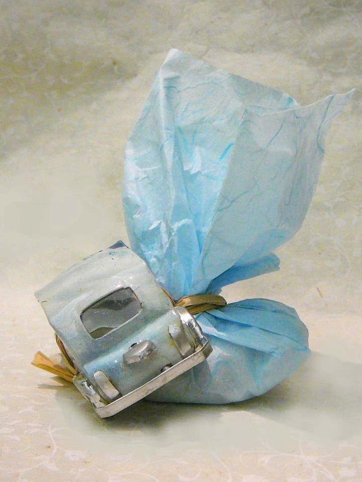 Macchinina fiat 500 in latta bomboniera con porta confetti azzurro