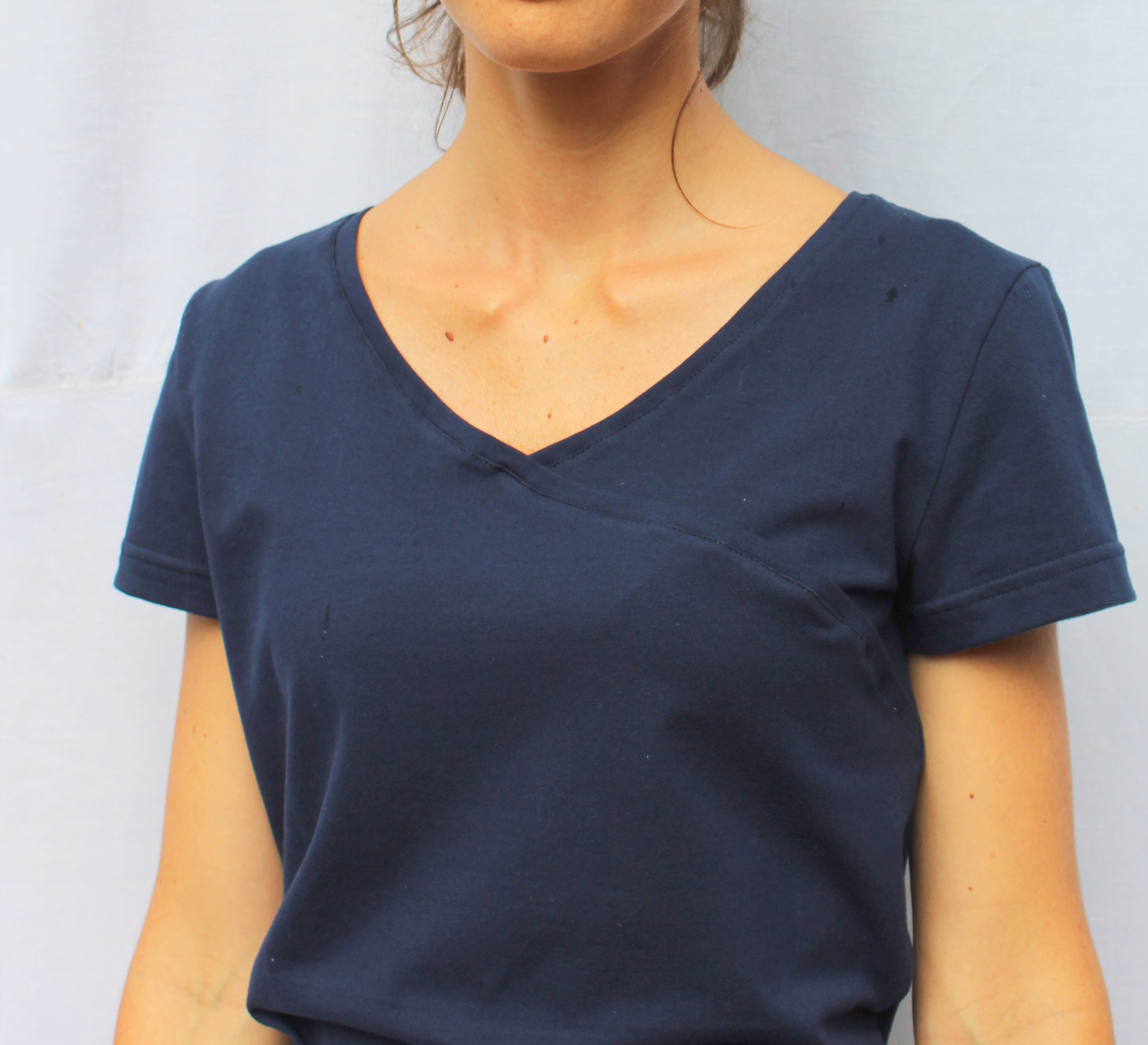 Maglia scollo a V in cotone biologico elasticizzato Annette Blu