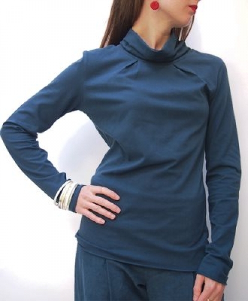 Maglia in cotone bio elasticizzato a collo alto morbido Raffaela Blu Avio