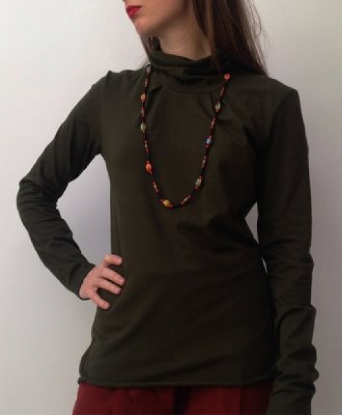 Maglia in cotone bio elasticizzato a collo alto morbido Raffaela Verde foglia