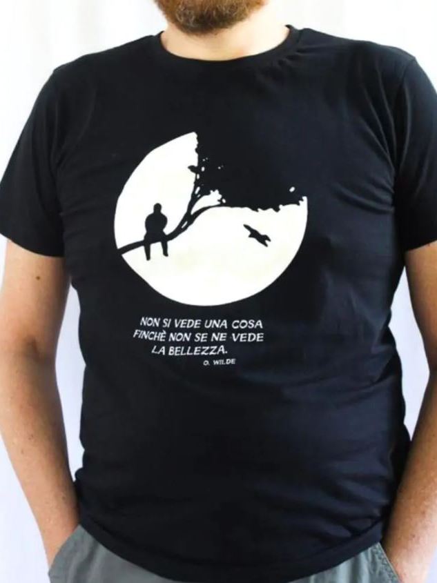 Maglietta cotone biologico unisex Nera con il disegno della luna e la scritta "non si vede una cosa finchè non se ne vede la bellezza"