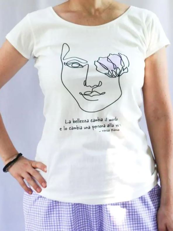 Maglietta donna bianca maniche corte con disegno e scritta la Bellezza cambia il mondo e lo cambia una persona alla volta