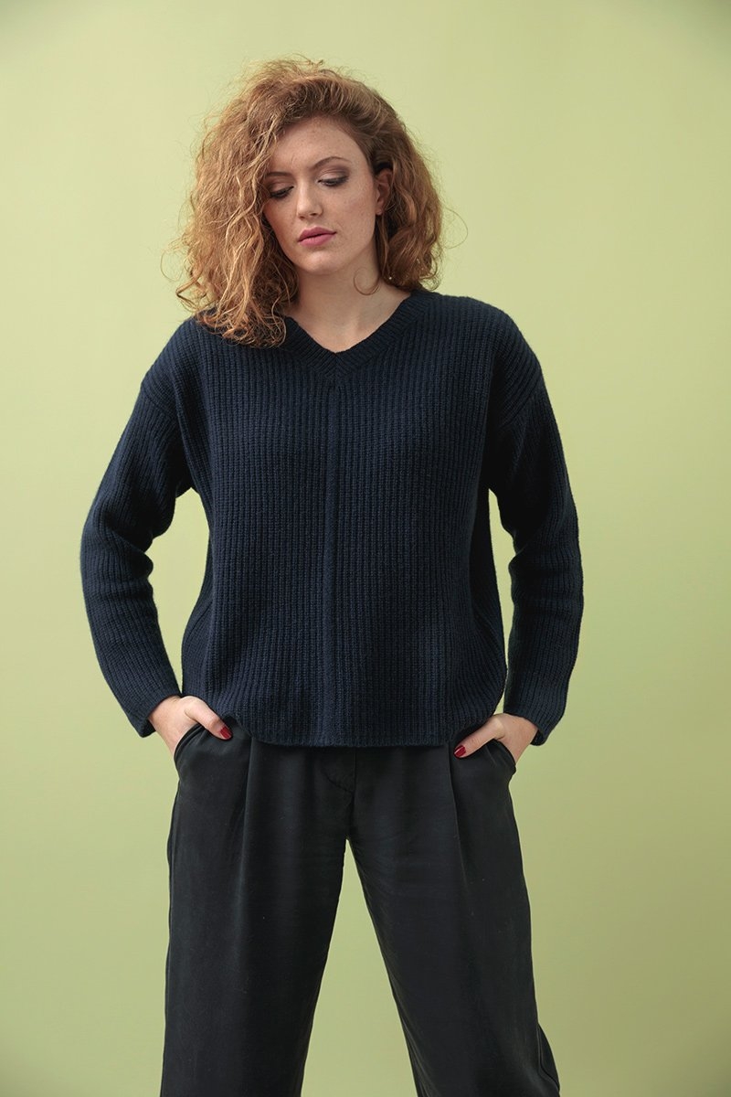 Maglione in cashmere rigenerato a V Luisa Blu mora - Rifò