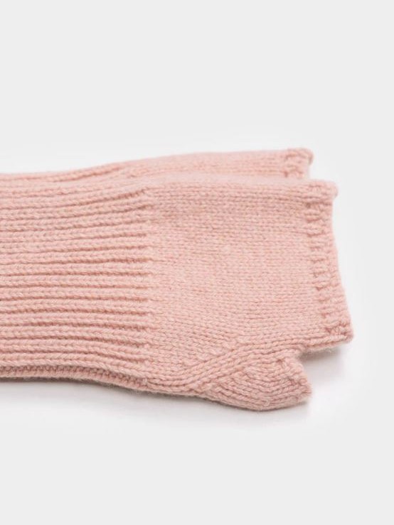 Guanti senza dita in cashmere rigenerato Tamara Rosa peach fuzz Rifò.