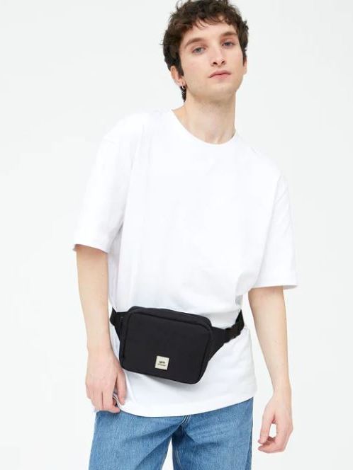 Marsupio in tessuto sostenibile Reef Crossbody Nero Lefrik indossato