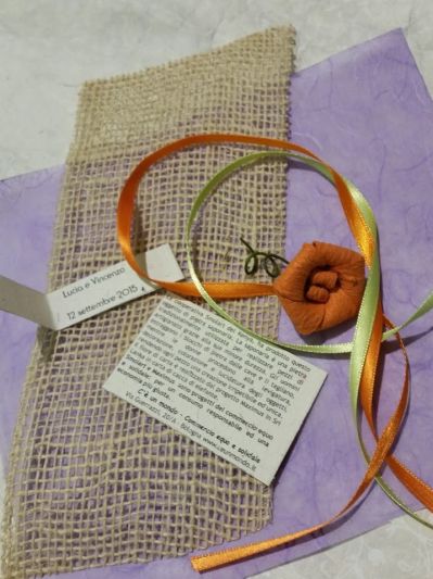 Bomboniera FAIDATE: materiale con fiore e due nastri