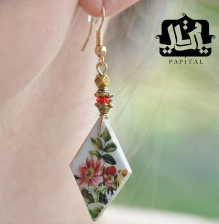 Orecchini in ceramica a rombo Bahar con peonie
