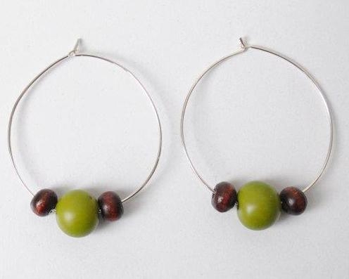 Orecchini ad anello con perle di acai e legno Verde