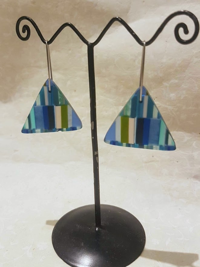 Orecchini Leticia triangolari in resina Azzurri