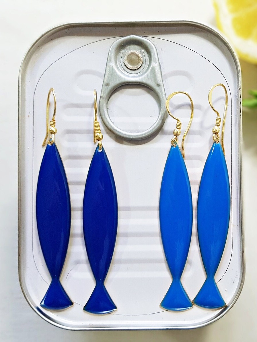 Orecchini blu lunghi a forma di acciuga Brillabijoux, il blu oltremare è quello di sinistra