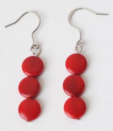 Orecchini pendenti con 3 chicche di tagua in Rosso