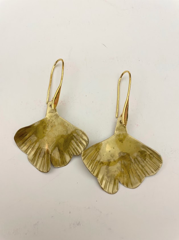 Orecchini dorati foglia ginko in rame ossidato - Hoiko