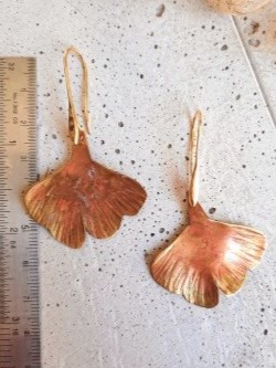 Orecchini dorati foglia ginko in rame ossidato - Hoiko