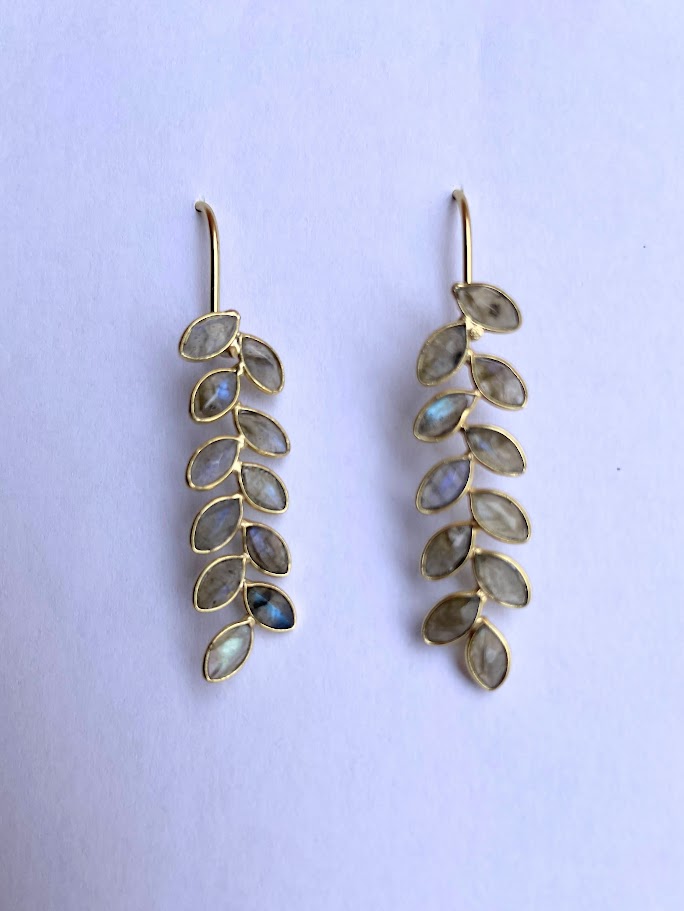 Orecchini dorati ramo di foglie con Labradorite Mandum