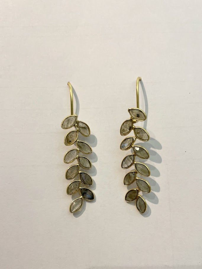 Orecchini dorati ramo di foglie con Labradorite Mandum