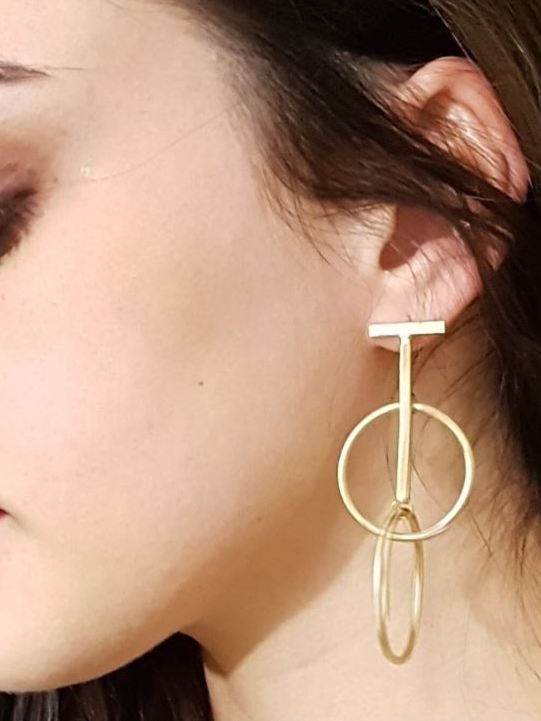 Orecchini cerchi doppi e T in ottone satinato pendenti, fatti a mano in maniera artigianale, Palermo - Brillabijoux