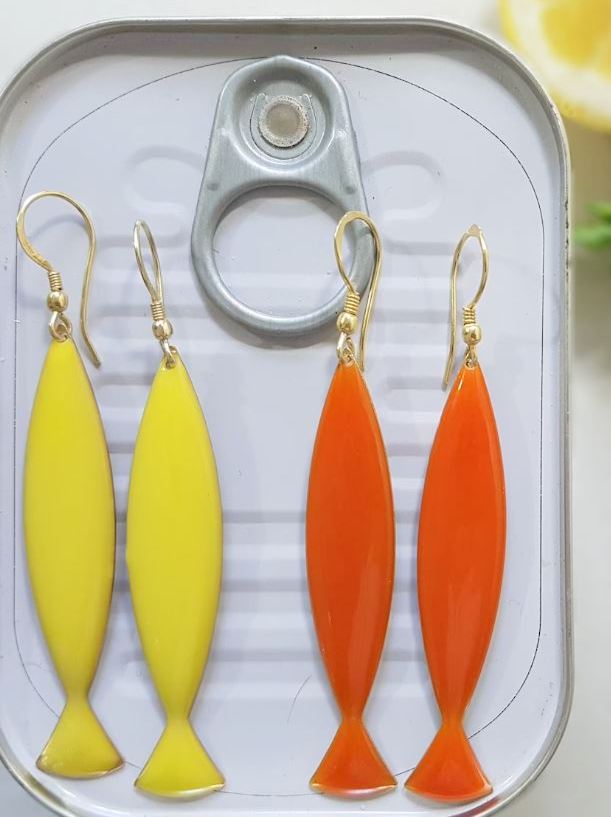 Orecchini gialli lunghi a forma di acciuga Brillabijoux, gli orecchini gialli sono quelli a sinistra