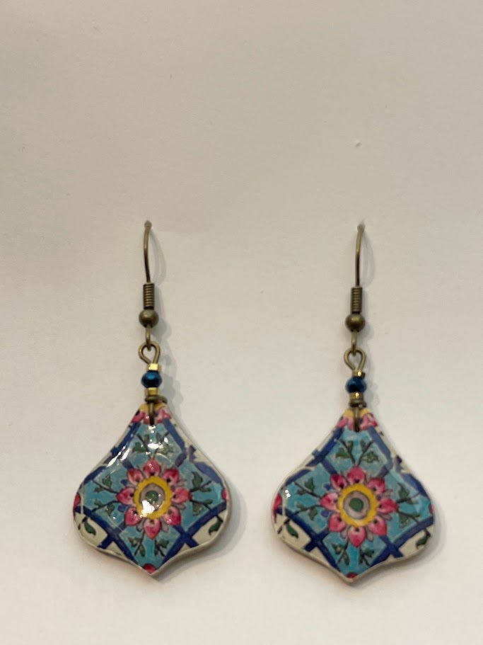 Orecchini in ceramica a foglia Mana in blu e fucsi