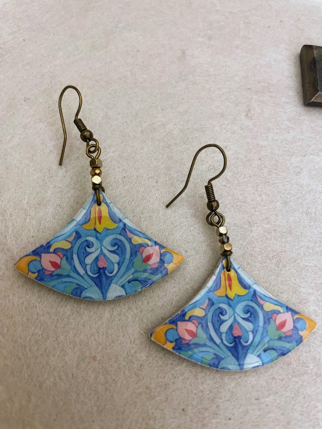 Orecchini in ceramica a ventaglio Nahid azzurro verde e giallo. Equo solidali Papital.