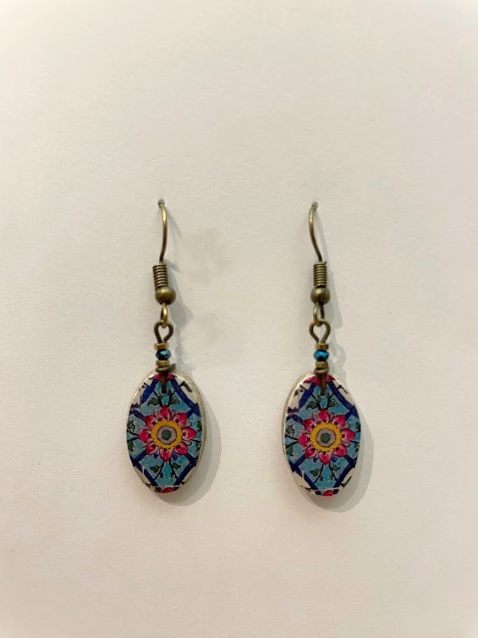 Orecchini in ceramica leggera ovali maioliche Mana blu fucsia