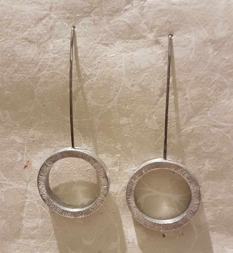 Orecchini lunghi design con cerchio in alluninio satinato Raggi Silver