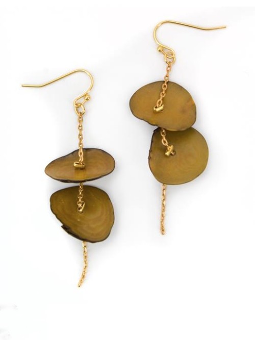 Orecchini lunghi dorati con petali di tagua Girasole