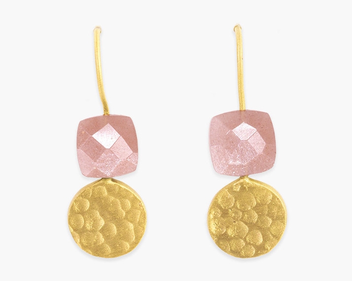 Orecchini pendenti con quarzo rosa quadrata e bottone martellato placcati oro - Mandum