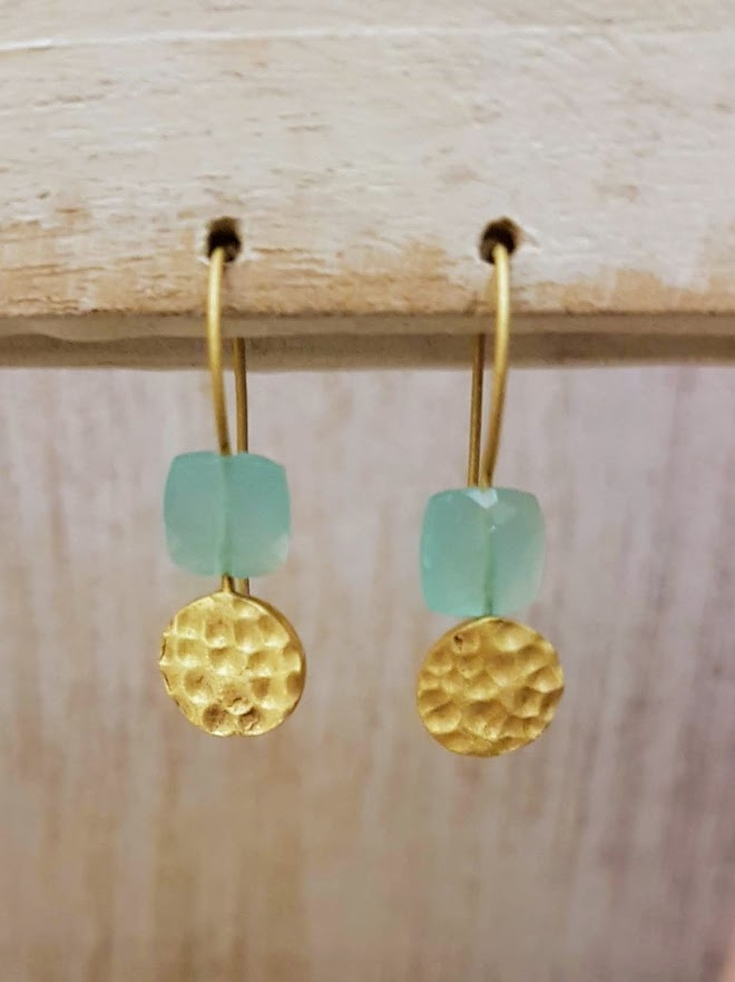Orecchini pendenti con acquamarina quadrata e bottone martellato placcati oro - Mandum