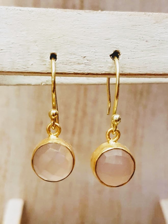Orecchini pendenti con quarzo rosa rotondi placcati oro - Mandum