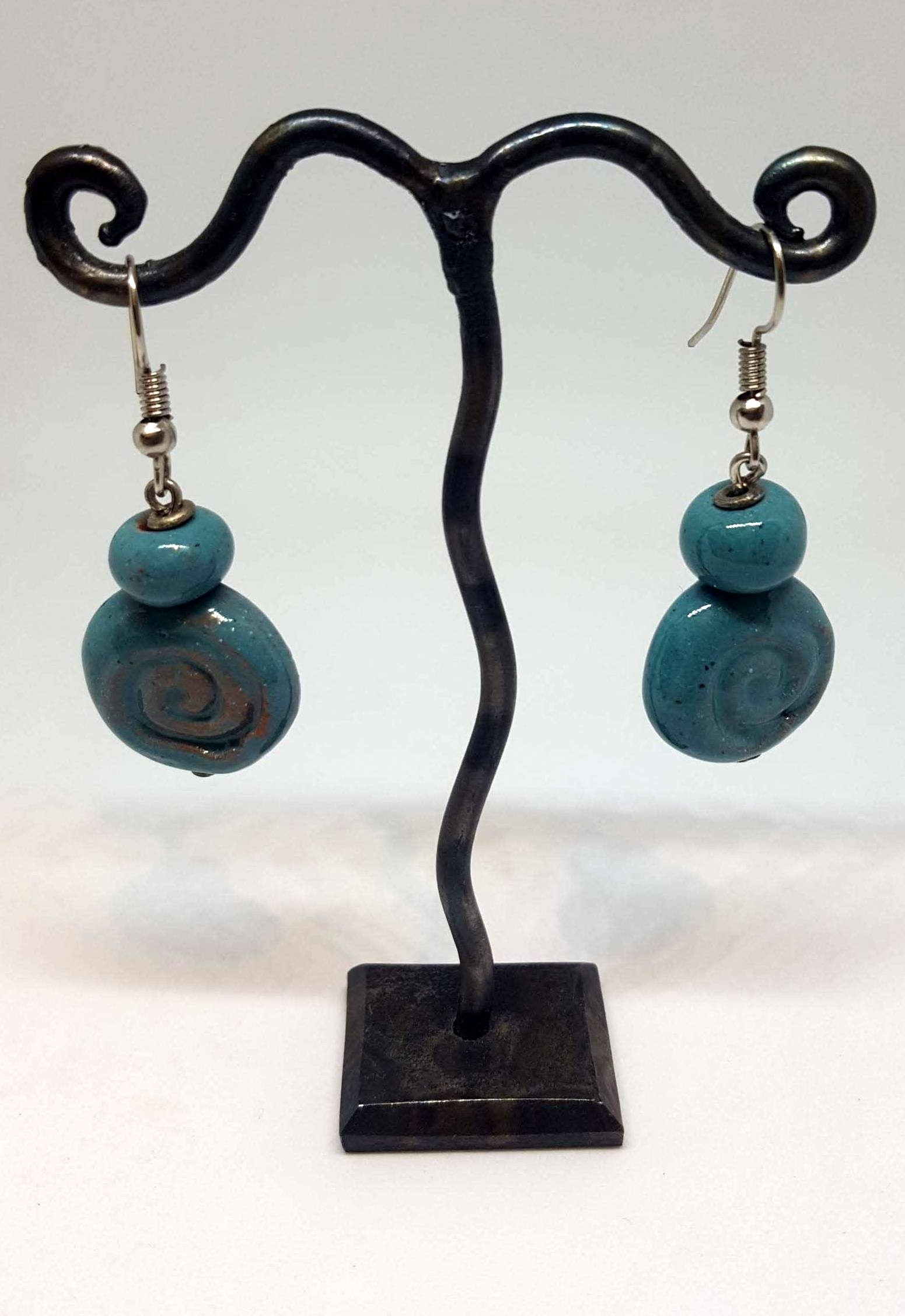 Orecchini pendenti in ceramica celeste con spirale