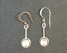 Orecchino pendente con pietra di luna tonda