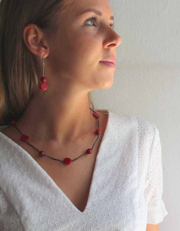 Orecchini lunghi in tagua Time Rossi indossati