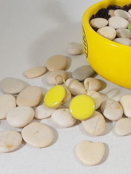Orecchini tondi pieni in ottone e resina, orecchini gialli