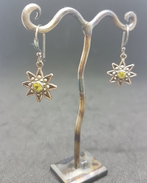 Orecchino argento fiore di lotus con pietra verde