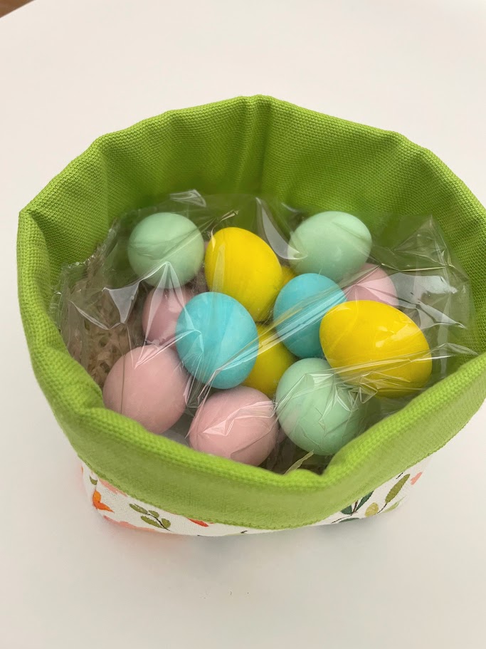 Ovetti di Pasqua confettati colorati in cestino