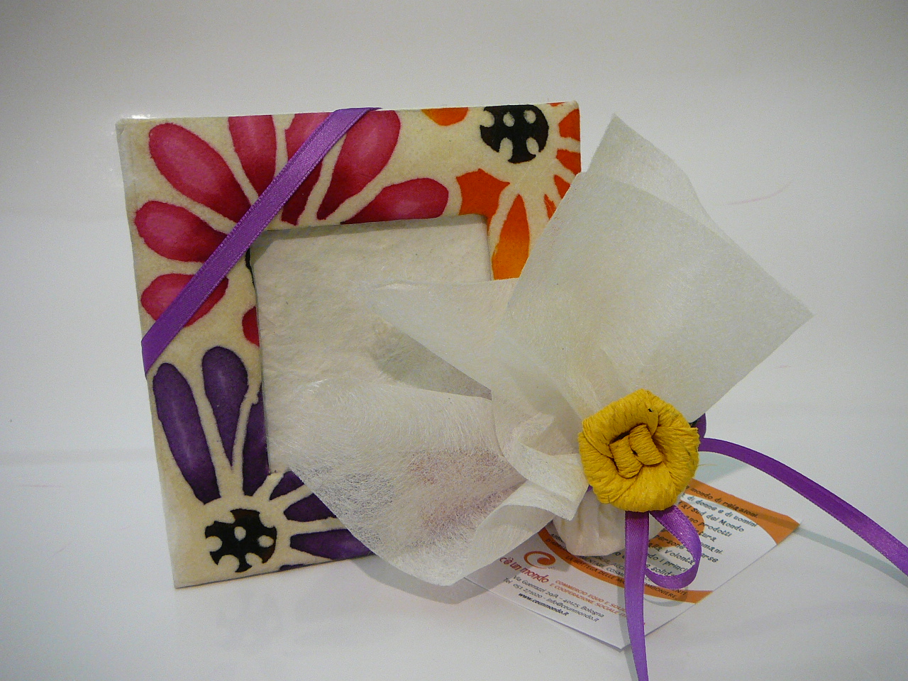 Cornice con portaconfetti e fiore