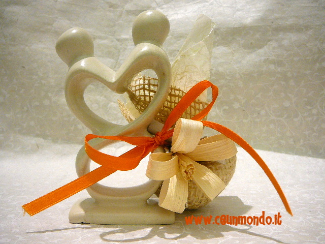 Statua amanti mano nella mano con portaconfetti e fiore Mais - Nastro arancio